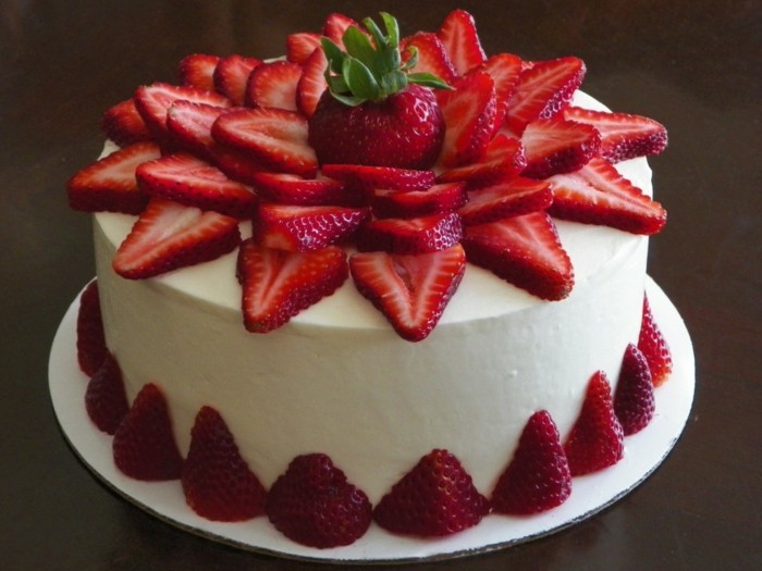 Torte dekorieren erdbeeren dekoration cremig lecker.jpg