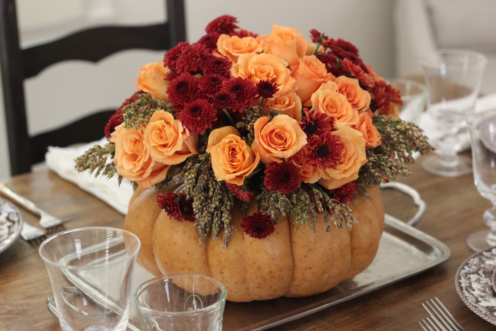 Pumpkin vase with fall flower arrangement idea silver themed cutlery thanksgiving tablescaping easy thanksgiving centerpiece decorations inspiring easy thanksgiving centerpiece and table decoration.jpg