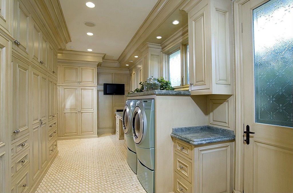 21 just a touch of color laundry room ideas homebnc.jpg