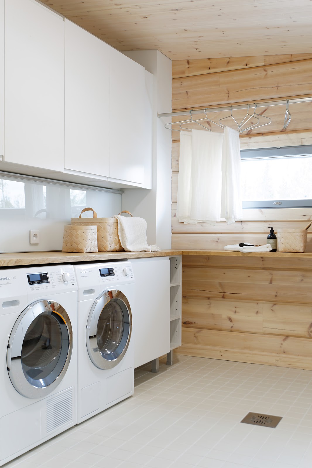33 classic clean and swedish laundry rooms homebnc.jpg