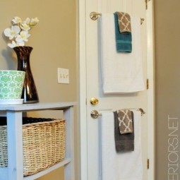5. use the back of a bathroom door to hang towels 29 sneaky tips for small space living.jpg