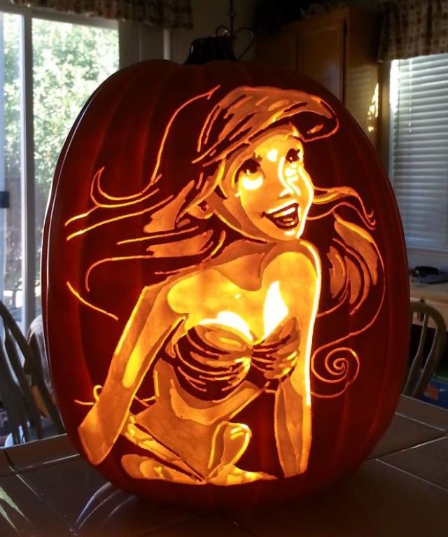 Artist uses pop culture as a theme to sculpt his pumpkins 59e082eeb125f__700 640x767.jpg