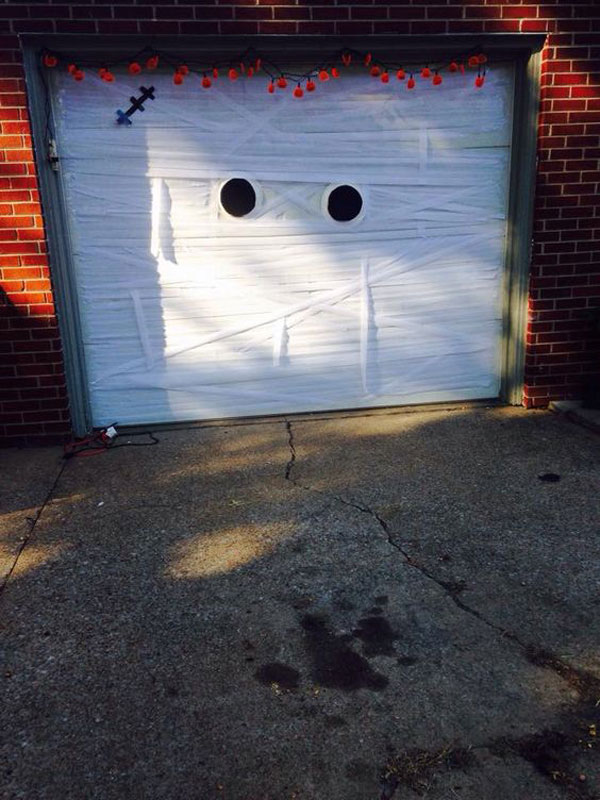 Halloween garage door decorating ideas 1.jpg