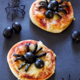 Mini spider pizzas.jpg