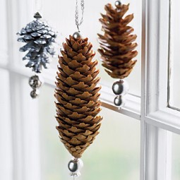 55002741332a7 christmas decoration pinecone garland window fb.jpg