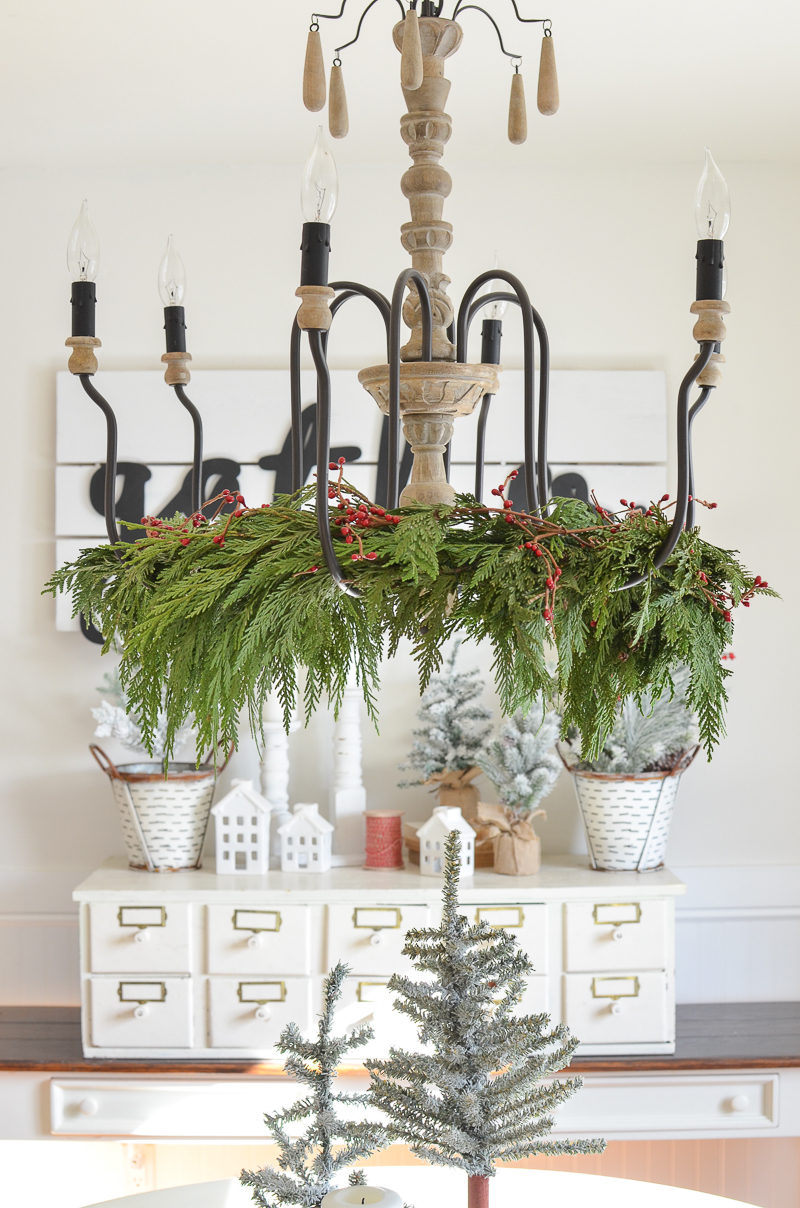 Christmas chandelier with garland 12.jpg