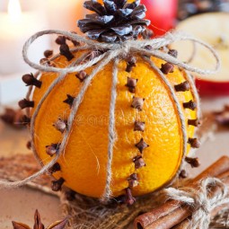 Traditionelles tschechisches weihnachten dekoration orange verziert mit nelken und zimt und apfel selbst gemachte dekoration 80594253.jpg