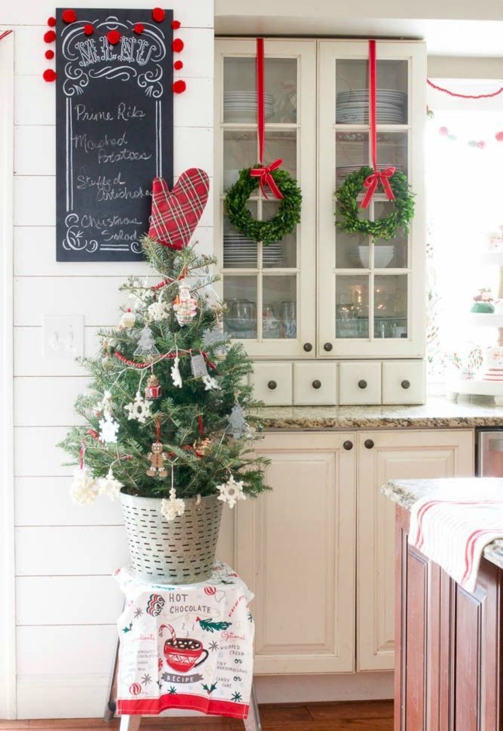 09 best christmas kitchen decor ideas.jpg