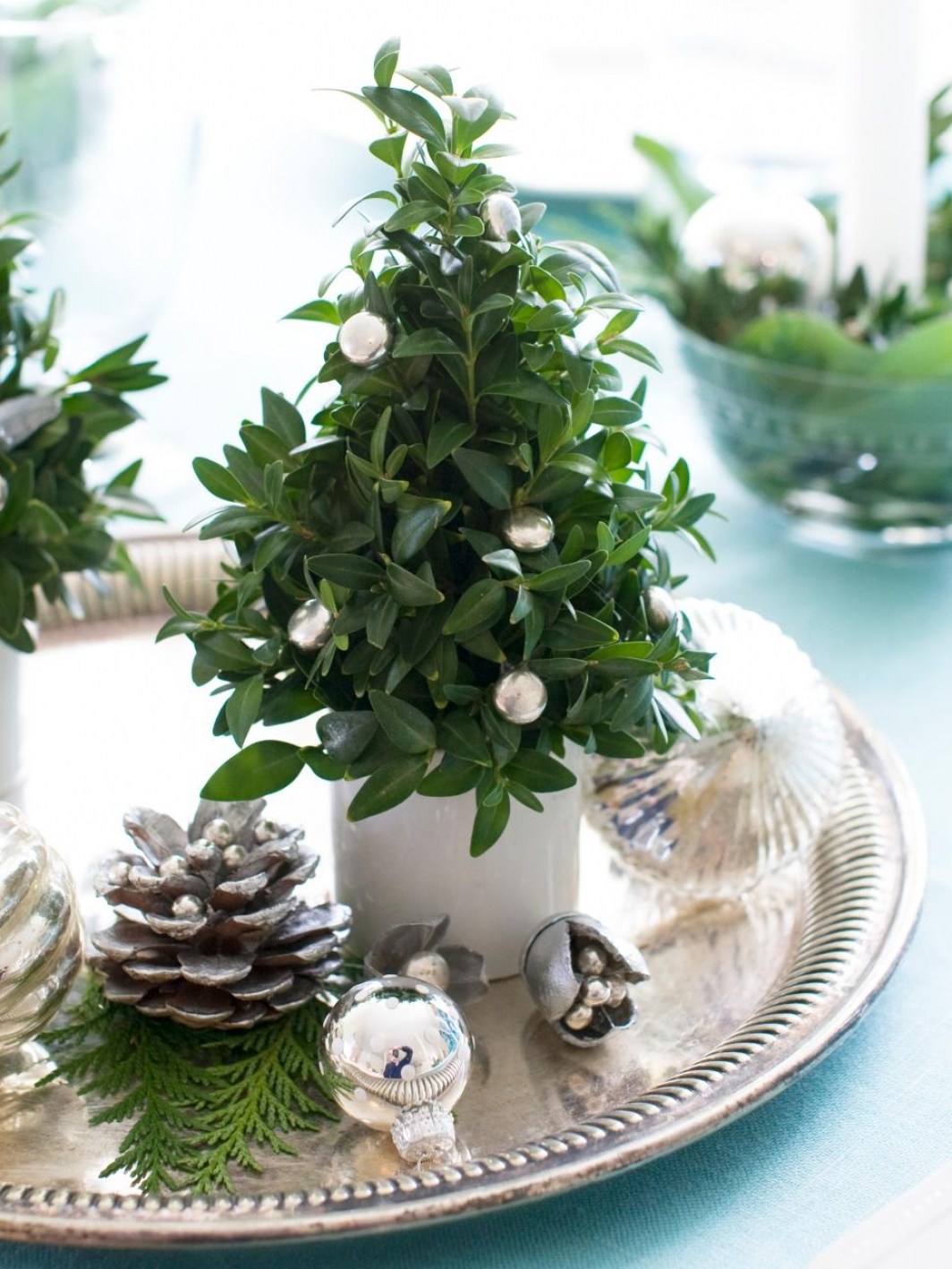 12 Chic, Easy Holiday Table Ideas | Hgtv with regard to Christmas Floral Table Decorations