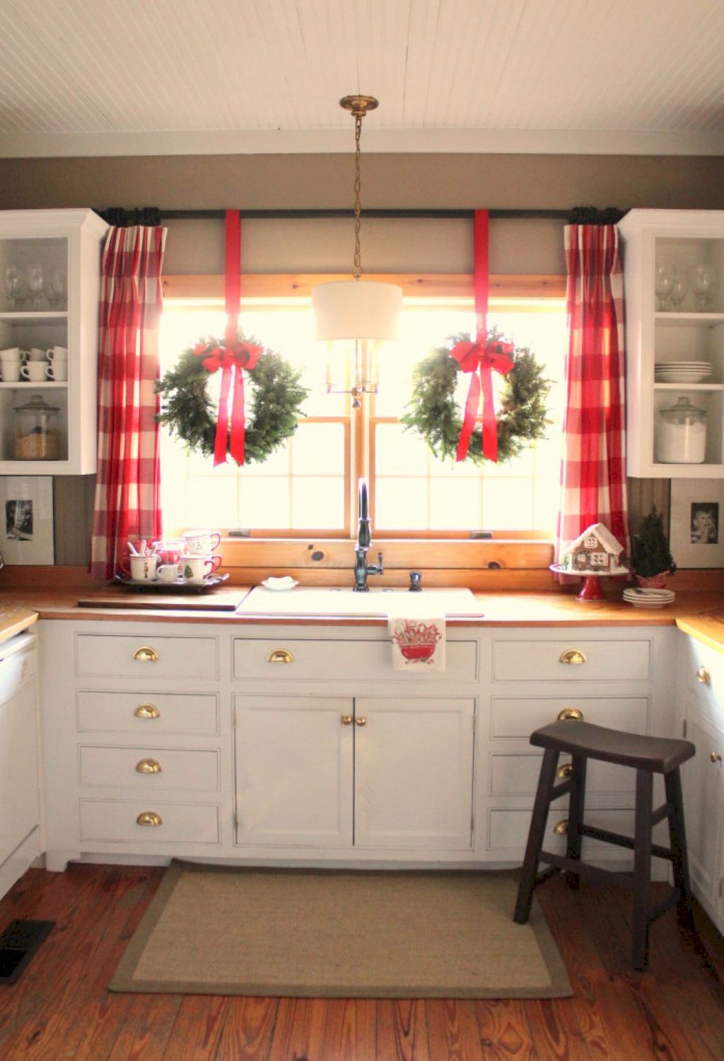 16 best christmas kitchen decor ideas.jpg