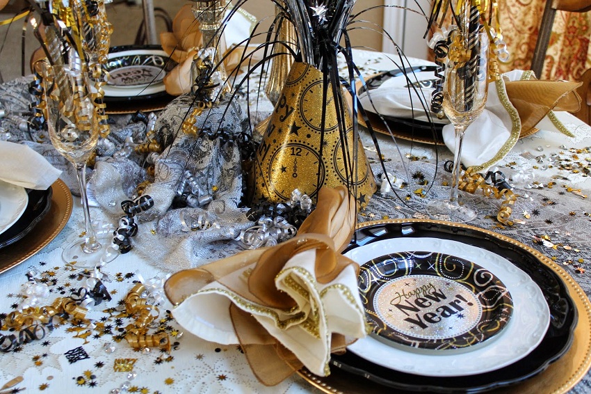 Amazing black white gold new years eve party dining table decorations ideas nye celebration dinner party decoration ideas.jpg