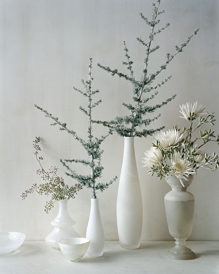 9ae36c28494258f843a9f5ee7232a094 spider mums white vases.jpg