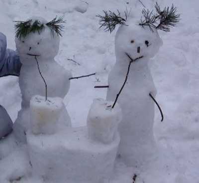 Winter decorating backyard ideas snow sculptures 3.jpg