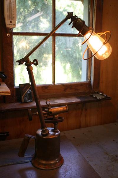 18_old_things_that_make_awesome_diy_lamps_ _i_like_that_lamp_ _9_grande.jpg