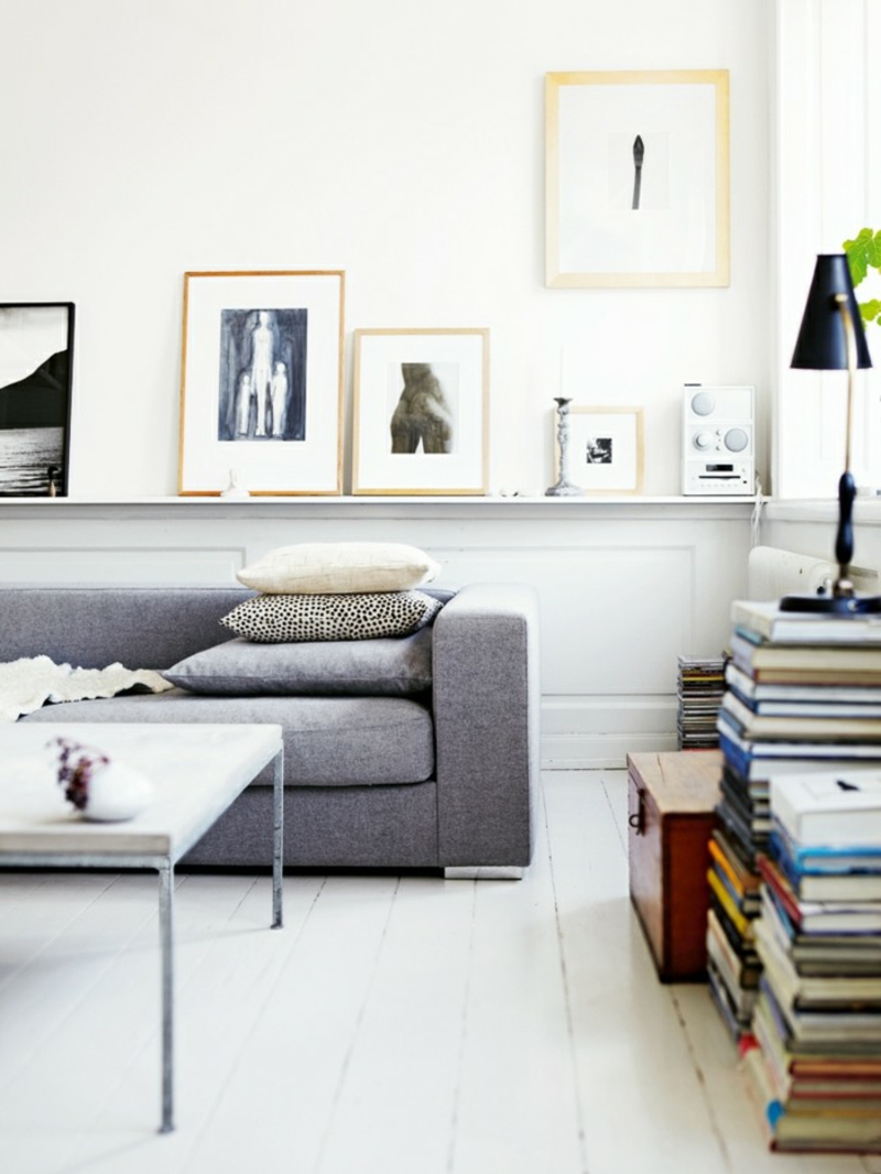 Graues sofa metall tisch buecher skandinavische einrichtung.jpg