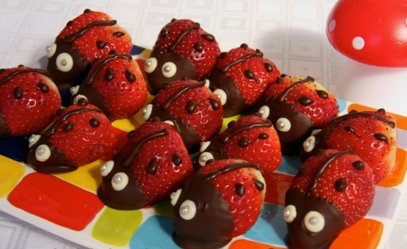 Kindergeburtstag erdbeeren mit schokolade marienkaefer.jpg