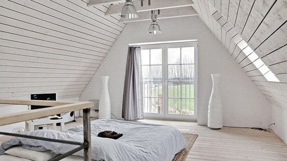 Kleines schlafzimmer ideen fuer gemuetliches schlafzimmer design mit dachschraege aus holz e1434371371935 588x330.jpg