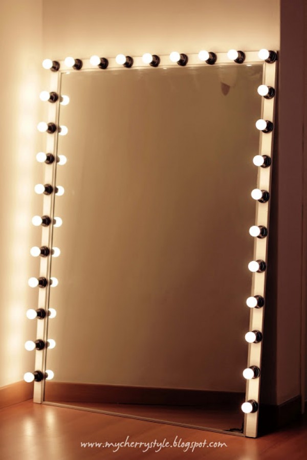10.simple makeup mirror with lights.jpg