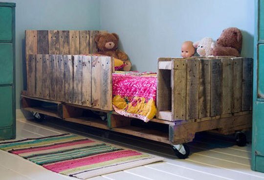 Wood pallets kids bed.jpg