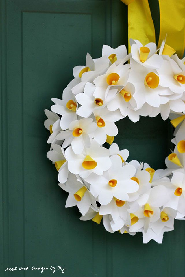 Paper daffodil wreath.jpg