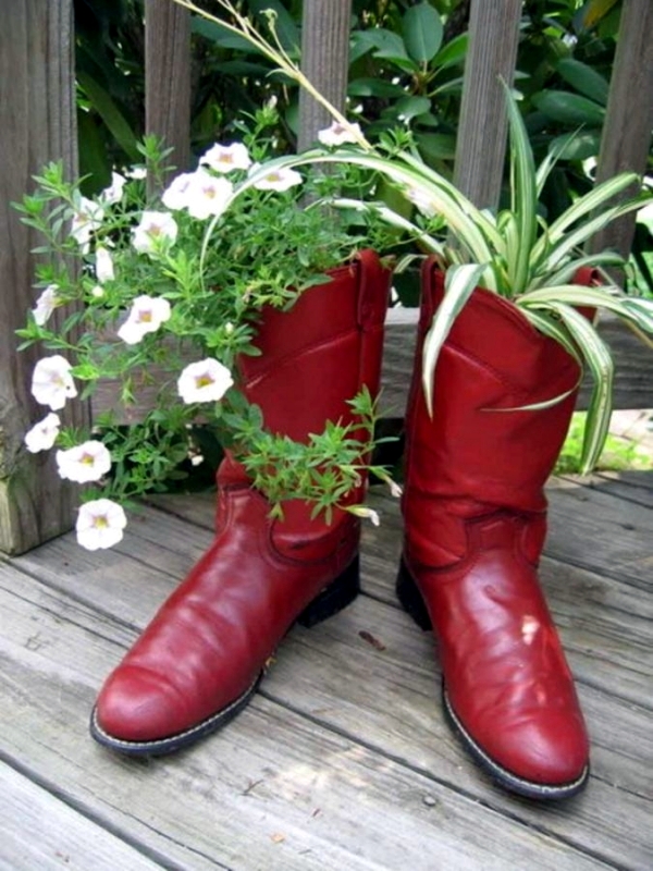 Plantar old shoes again ideas for home garden planters 12 556.jpeg
