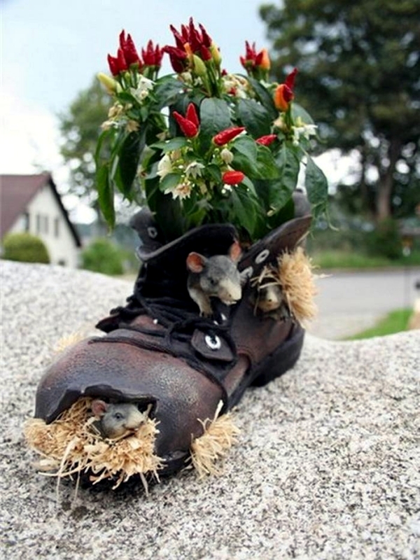 Plantar old shoes again ideas for home garden planters 20 556.jpeg