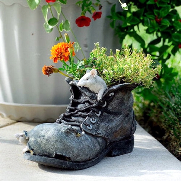 Plantar old shoes again ideas for home garden planters 27 556.jpeg