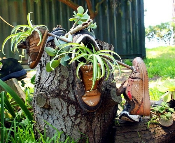 Plantar old shoes again ideas for home garden planters 9 556.jpeg