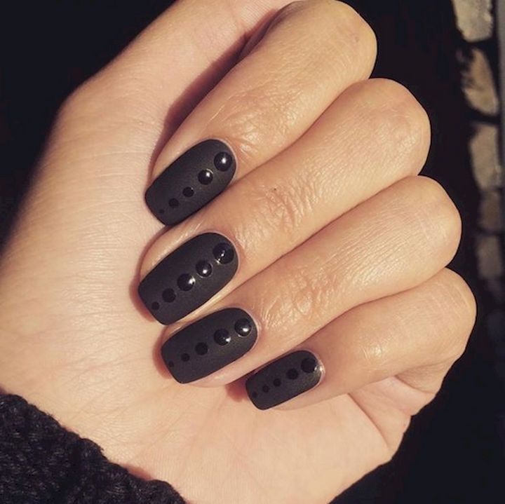 22 black nail designs that range from elegant to edgy 14.jpg