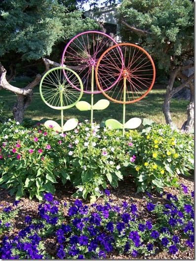 Bicycle wheel garden art steel magnolias_thumb.jpg
