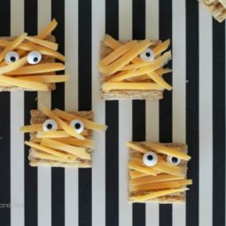 Halloween party cracker mummy appetizers .jpg
