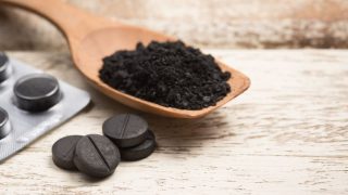 Čierne uhlie tablety a prášok
