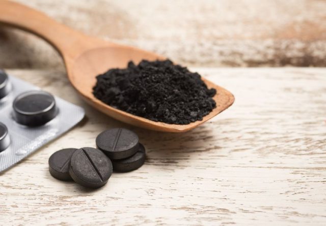 Čierne uhlie tablety a prášok