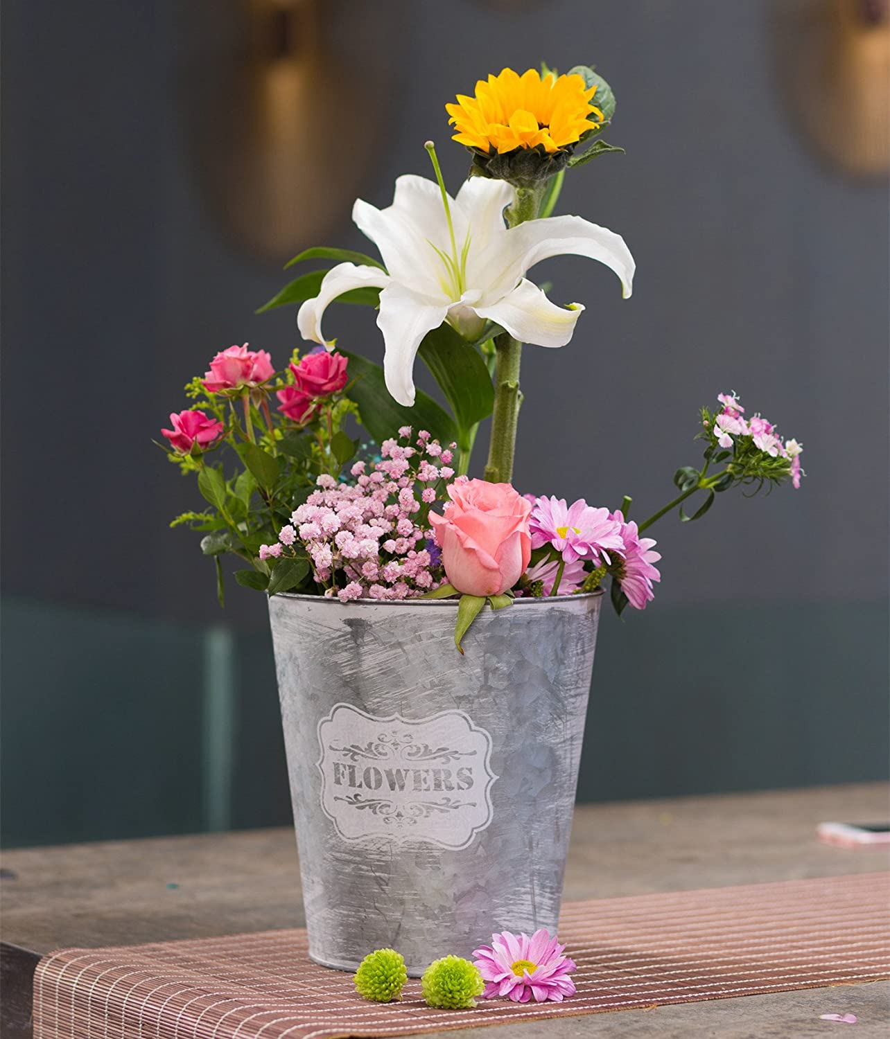 Zinkeimer oder Zinkwanne können als eine nette Alternative zu langweiligen Blumentöpfen verwendet werden.