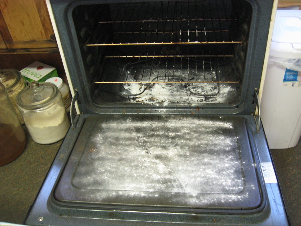 Clean an oven with baking soda and vinegar 1024x768.jpg