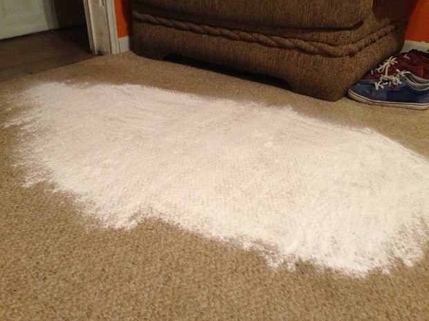 Remove grease and oil stains from the carpet with baking soda.jpg