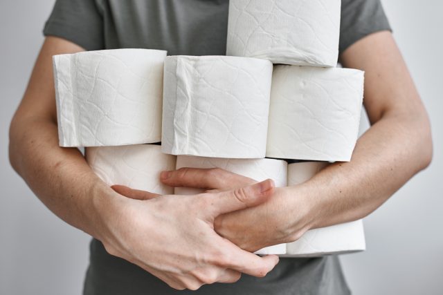 People are stocking up toilet paper for home quarantine from crownavirus