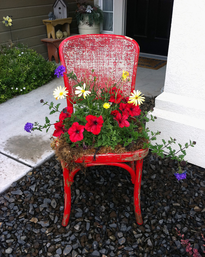 Vordergarten pflegeleicht gestalten diy gartendekoration roter stuhl in blumentopf verwandeln blumen.jpg