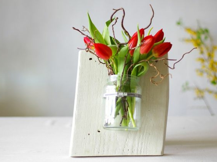 Bastelideen aus holz deko vase mit tulpen 700x525.jpg