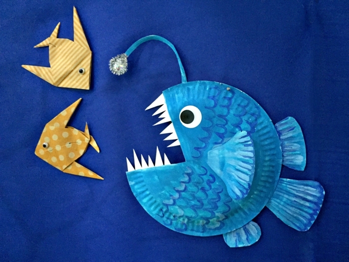 Blaue skalare fisch aus pappteller zwei kleinere fische basteln mit kindern 700x525.jpg