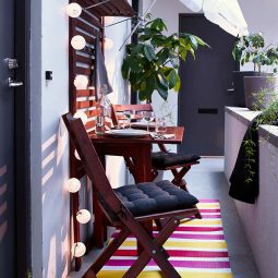 Small balcony ideas with folding chairs & colourful carpets - Be