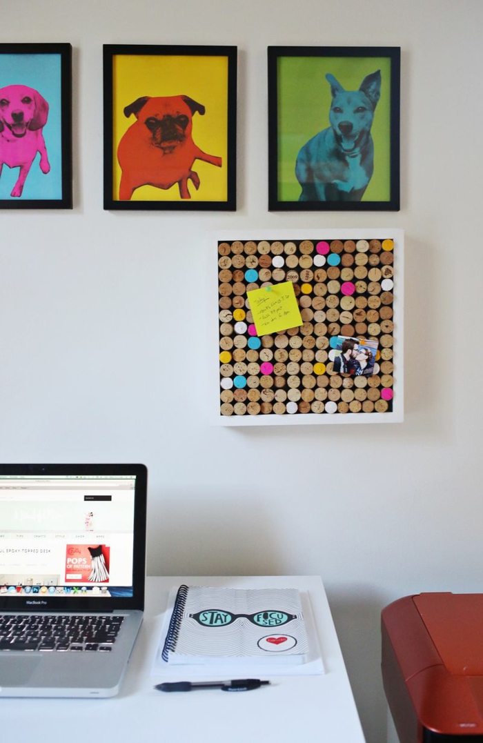 Pinnwand selber machen bilder mit hunden laptop heft wanddeko arbeitszimmer.jpg