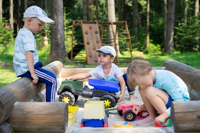 Einfachen und billigen Spielplatz für Kinder selber bauen