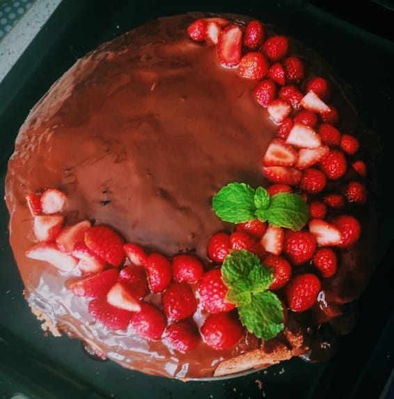 Schnelle Schoko-Torte mit fertigem Tortenboden, Nuttela und Beeren OHNE BACKEN :)