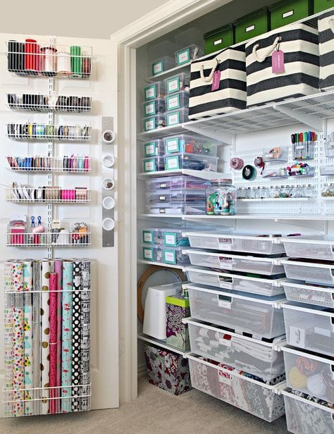 Kleiderschrank organisieren: 11 clevere praktische Tipps