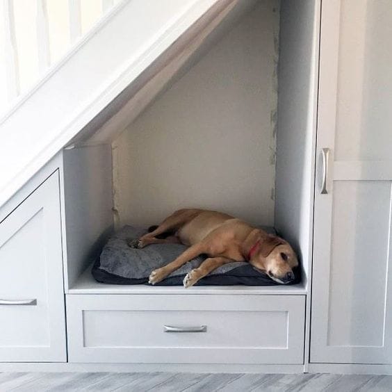 Hundehütte unter der Treppe – kreative Ideen :)