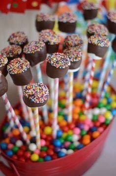 Bunte Pop Cakes schön anrichten