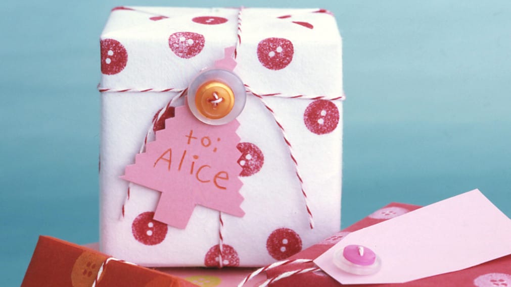 Geschenke mit Knopf verpacken, Foto-Anleitung :)
