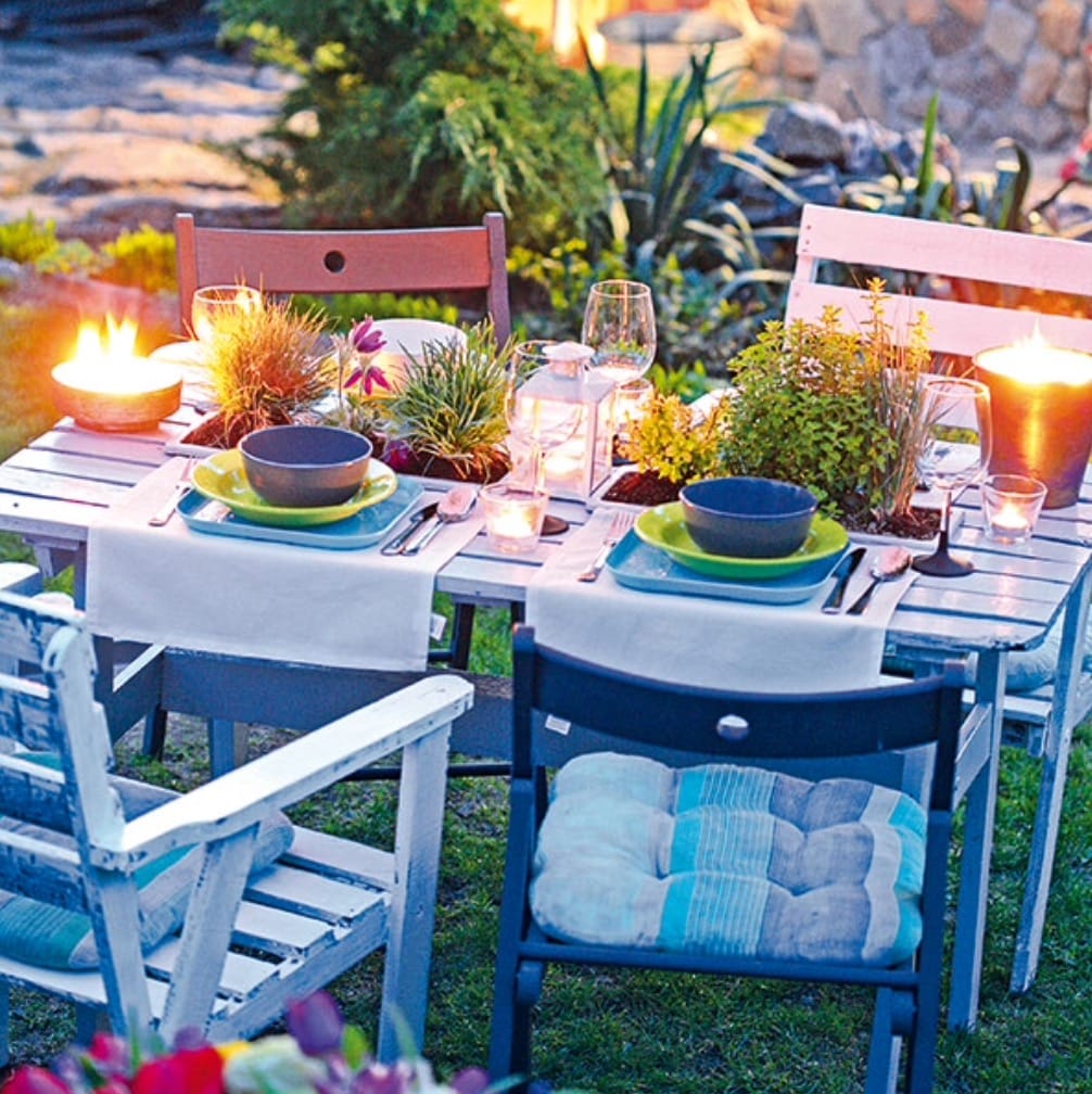 Toller Gartentisch mit blühenden Blumen :)