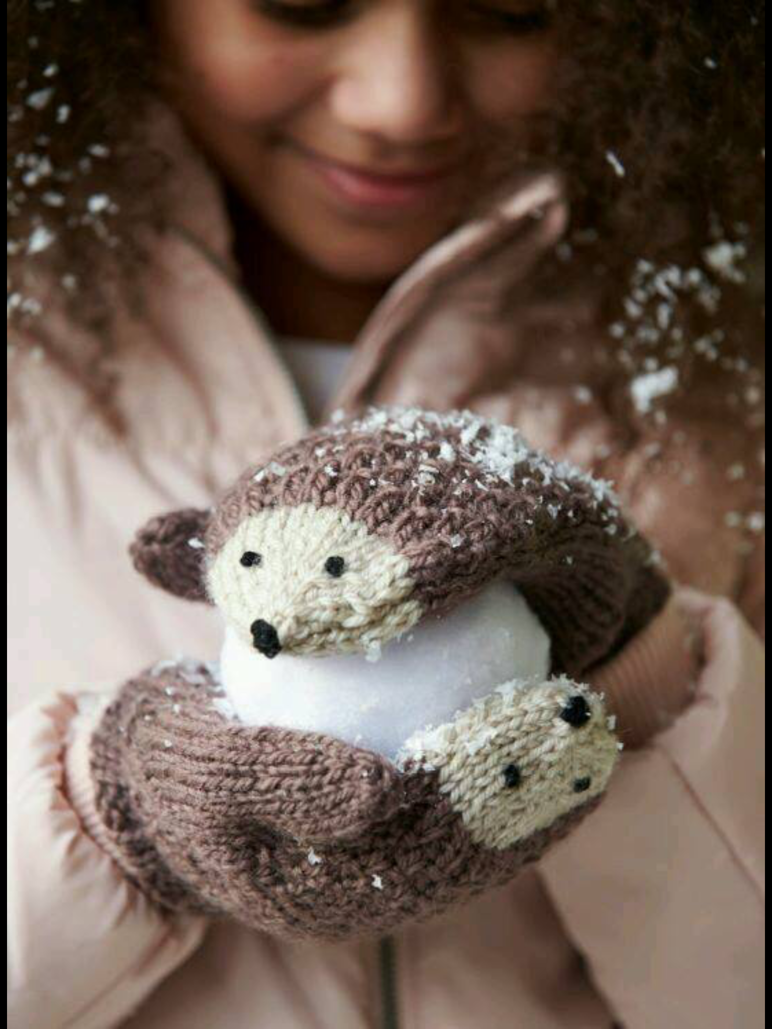 Wunderbare gestrickte Strümpfe und Handschuhe